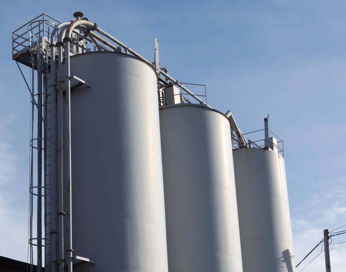 Chemical blending silos